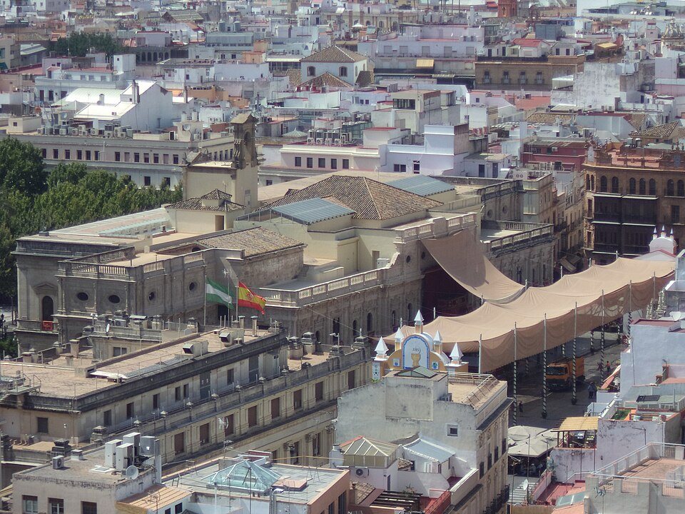 The awnings on Sierpes, and other things the city does about the sun