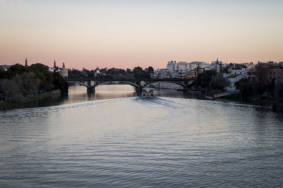Puente de Triana, Sevilla. Río Guadalquivir