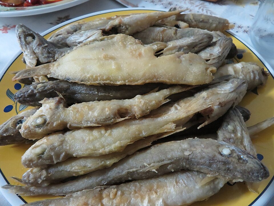 Pescaíto frito — small fish, floured, fried hot and eaten with the hands.